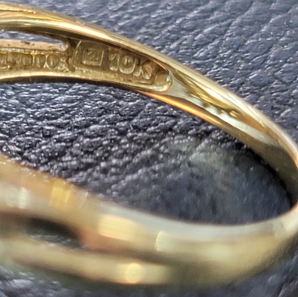 R437 10k Natural Opal and Diamond Ring.  Size7 - Picture 5 of 10